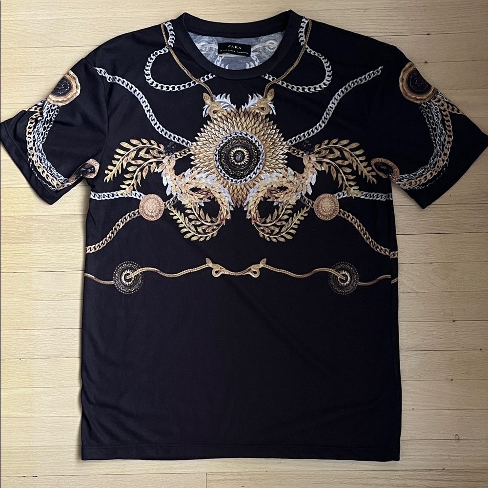 Zara Men's Black and Gold Versace Style Short Sleeve Tee